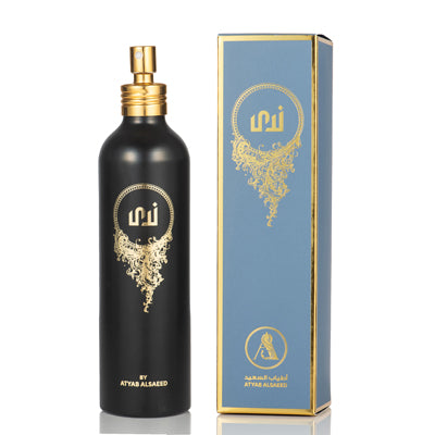 صورة لزجاجة مرش ندى سوداء مطعمة باللون الذهبي مع علبة زرقاء أنيقة، تُبرز الفخامة والتصميم الراقي للمنتج.	